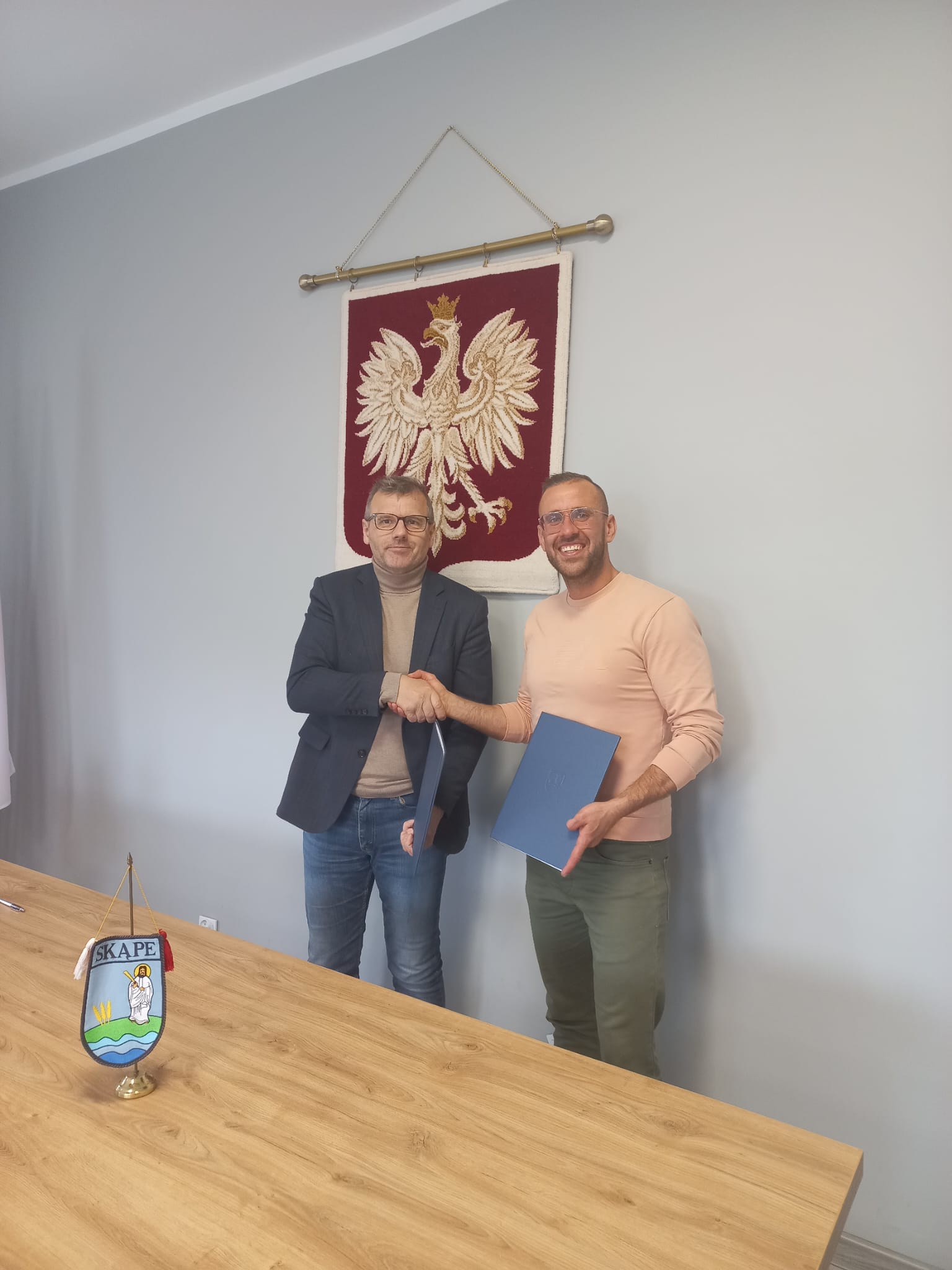 Wójt z p. Maciejem Sidorowiczem podpisali umowę